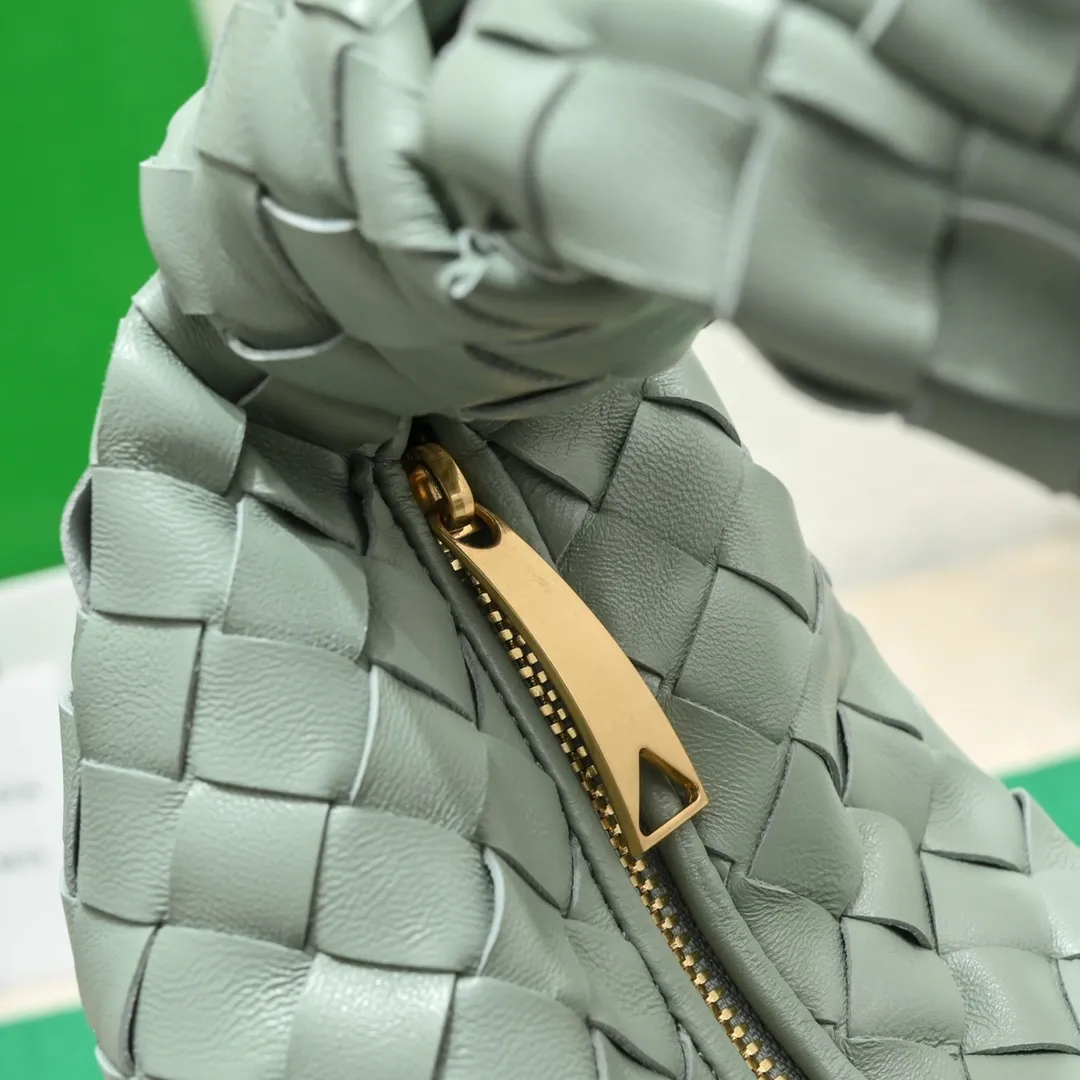 Batch 1120 BV Bottega Veneta's new early spring women's MINI JODIE handbag BV bag 🔥The new method is based on the original rounded corners, knotted with classic woven leather round hobo bag, The most iconic triangular pull-out design, using sheepskin draped soft shape, is super suitable for concave shapes~ Jodie feels really gentle to people, and is definitely the best item for daily matching. It has the same weave, new elements and twists, is compact and versatile, and is the new favorite of street style Internet celebrities! Dimensions: 23x28x8 Model: 6699-1, Color: Sage